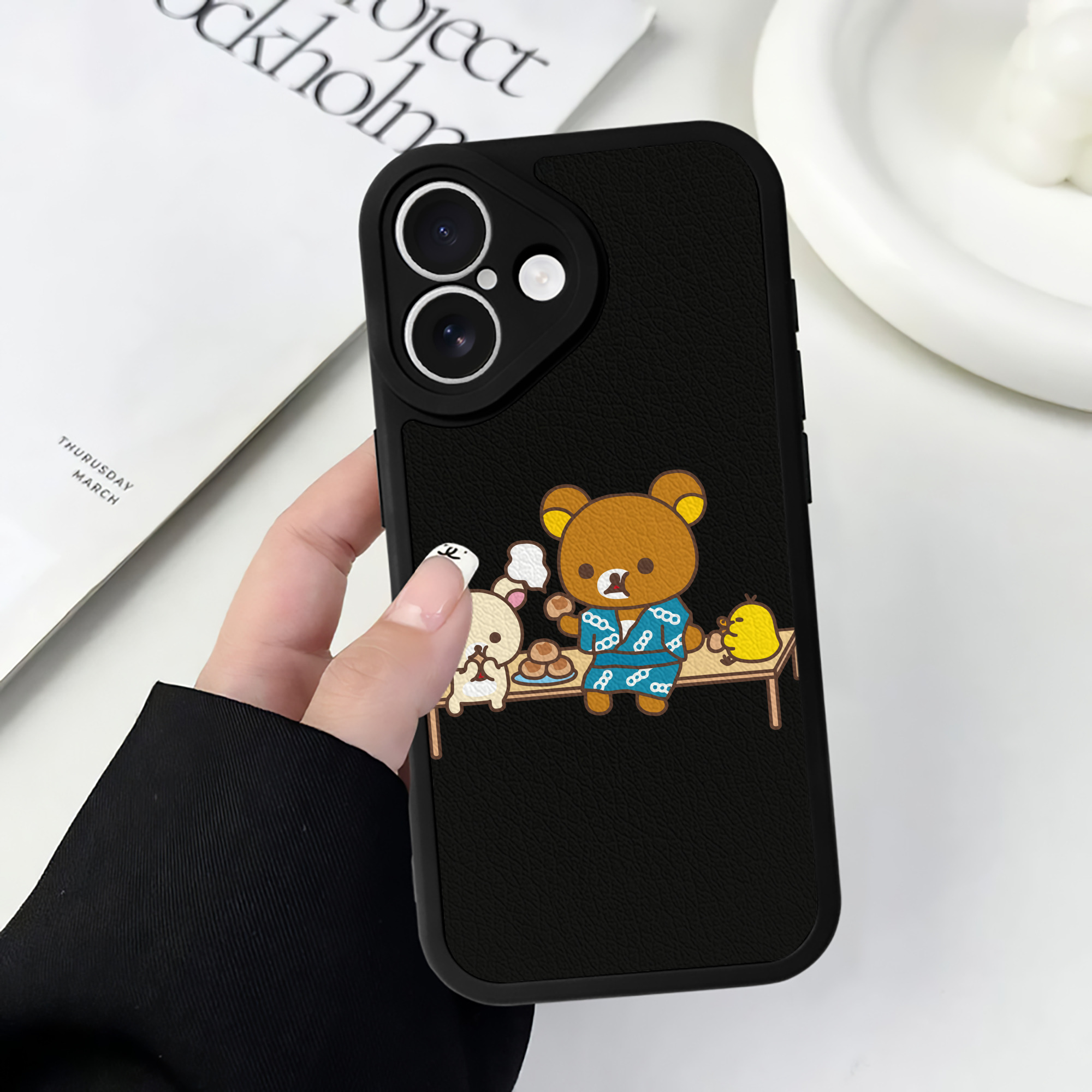 （画像用） リラックマ リラックマ キイロイトリ Rilakkuma Korilakkuma Kiiroitori 【iPhone 16シリーズ対応】シリコンスマホケース（レザー調） 材質：シリコン
